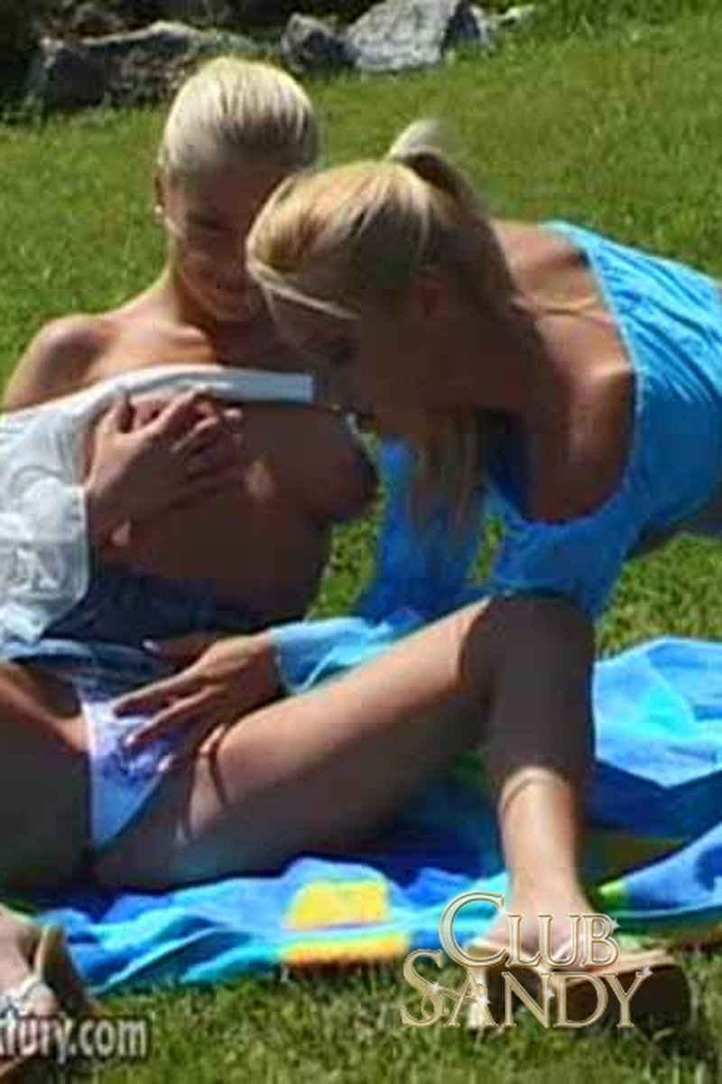 Backstage Fun - Screenshot 1 of 4 - Babes