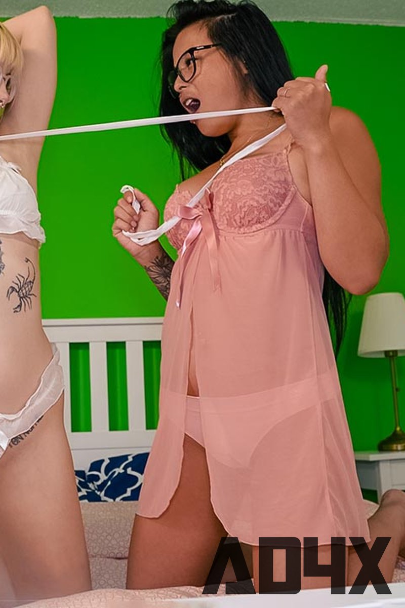 Lesbian Fun - Screenshot 1 of 4 - Kim Vei