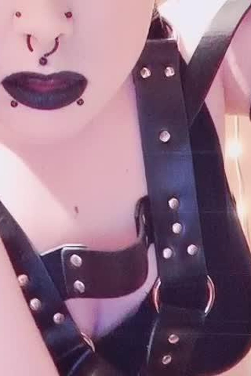Goth Transboy Striptease - Screenshot 1 of 4 - Goth