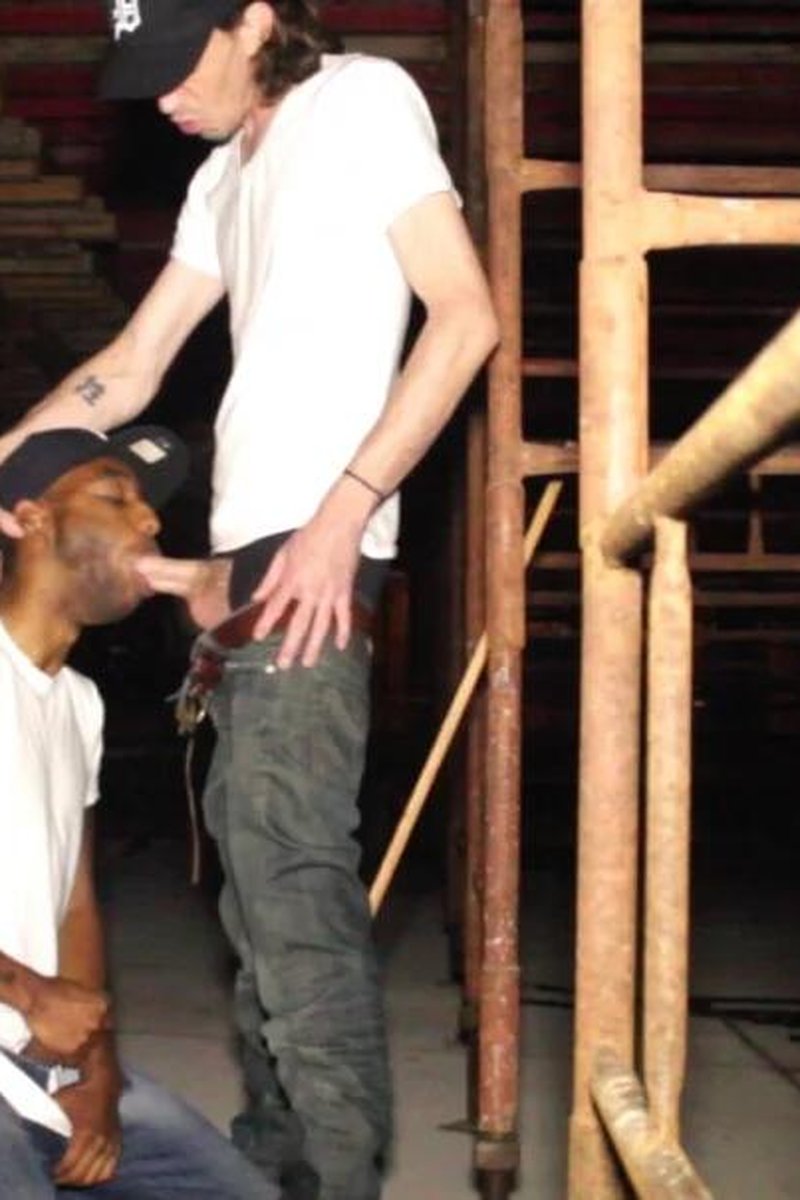 Public Dick Suck - Screenshot 1 of 4 - Big Dick