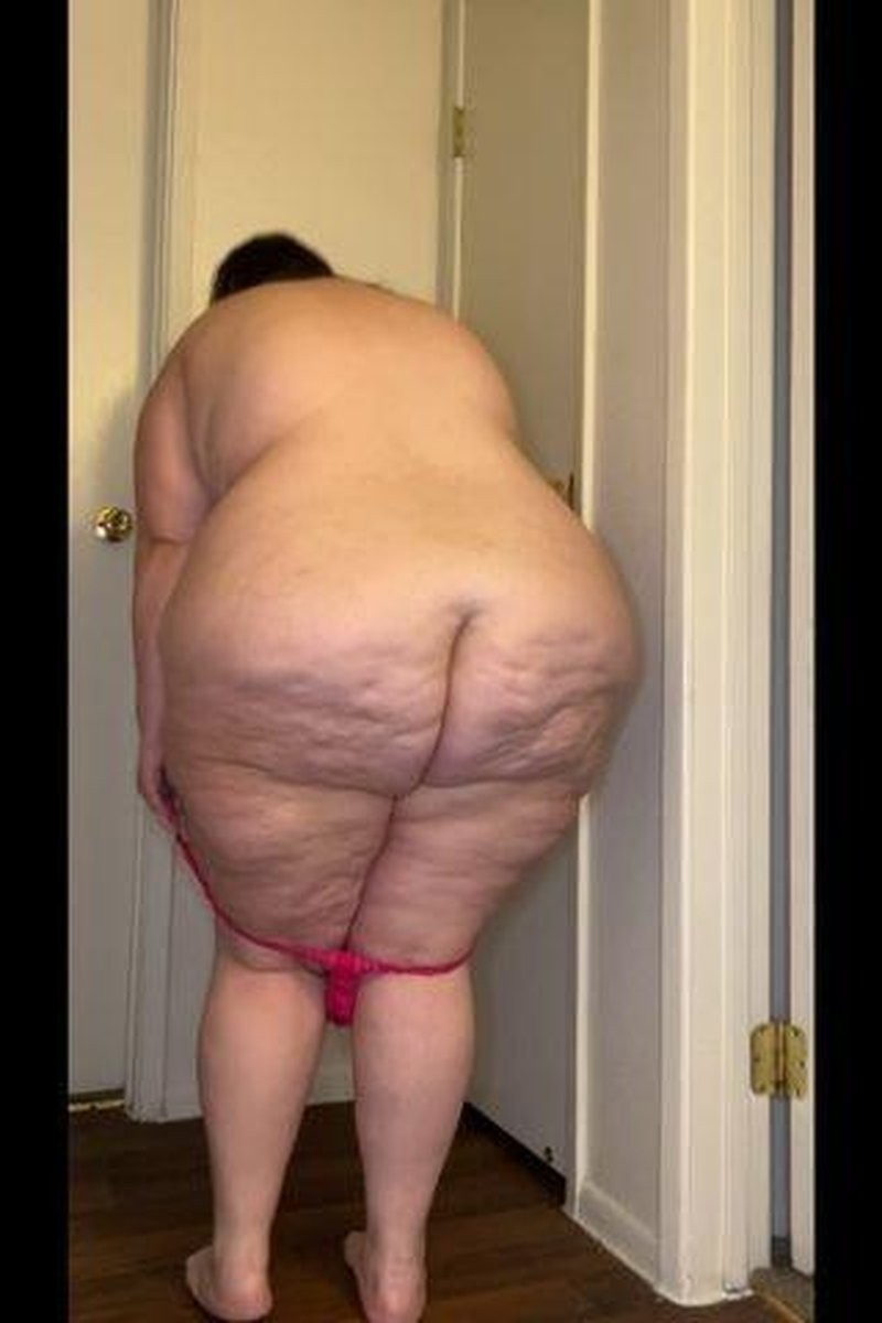 BBW G-String Tease - Screenshot 1 of 4 - BBW