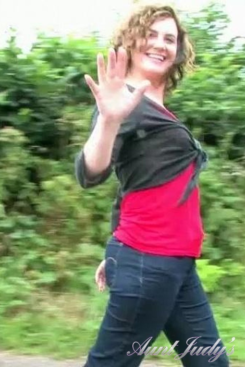 Sofia Matthews Pees Outside - Screenshot 1 of 4 - Golden Shower