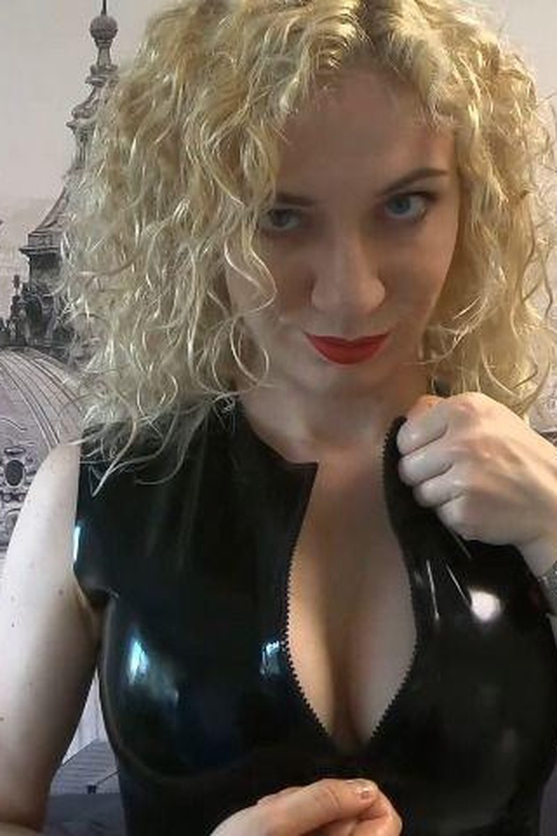 Teasing With Zipper - Screenshot 1 of 4 - Big Tits