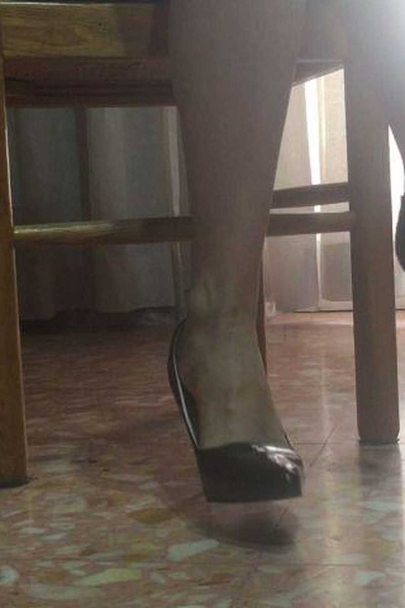 Fucksmerizing Hard Toe Tapping - Screenshot 1 of 4 - Calf Muscles