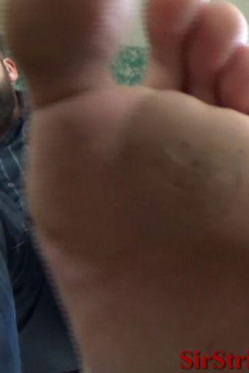 Tiny Foot Cleaner - Screenshot 1 of 4 - Dirty Shoe