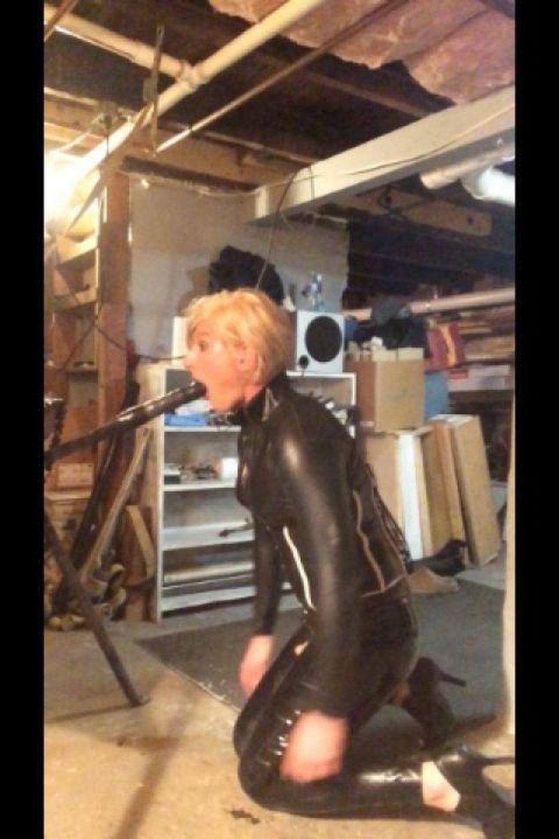 Latex Sissy - Screenshot 1 of 4 - Anal