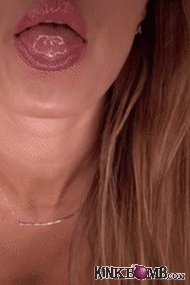 Bratty Bunny: Eat My Toe Nails - Screenshot 1 of 4 - Humiliation