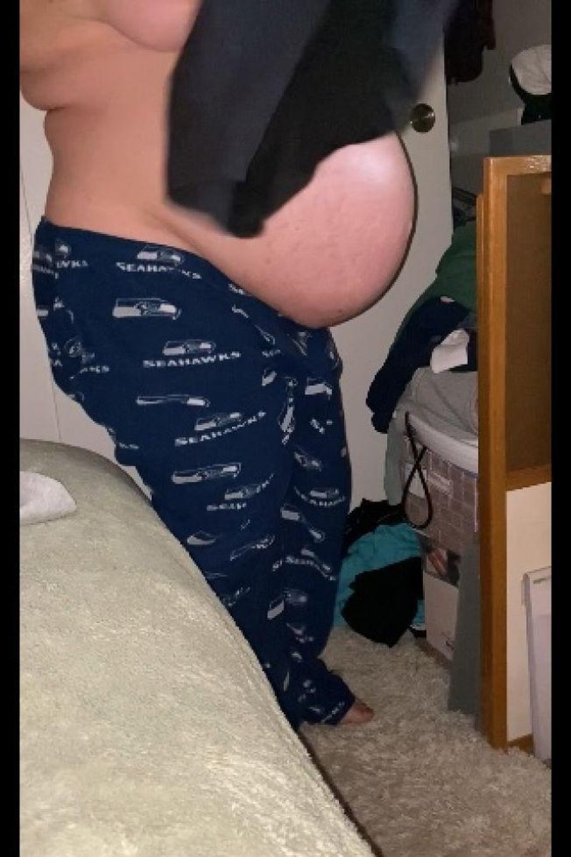 Bedtime Belly - Screenshot 1 of 4 - Belly Fetish