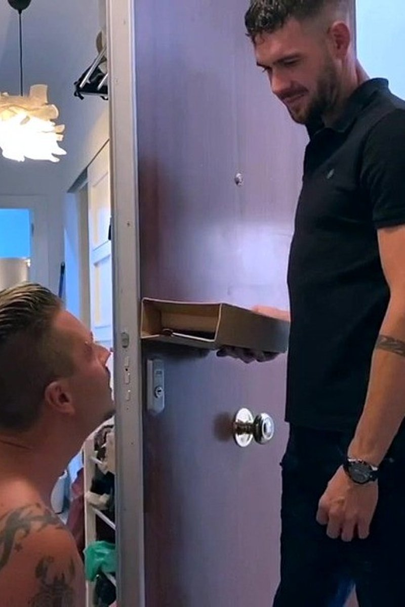 Delivery Hot Guy - Screenshot 1 of 4 - Amateur