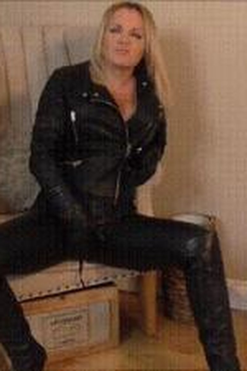 Leather Instruction - Screenshot 1 of 4 - Ass Smothering