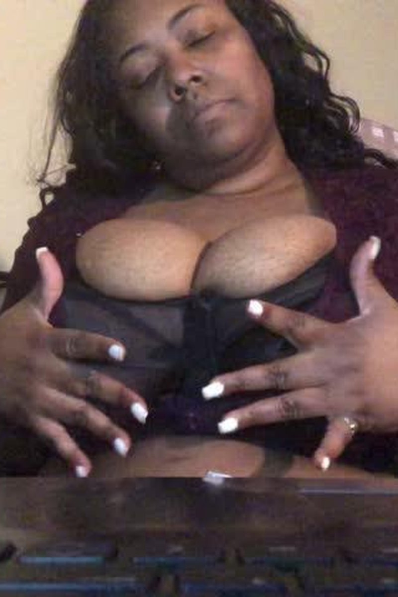 Titty Jiggle - Screenshot 1 of 4 - BBW