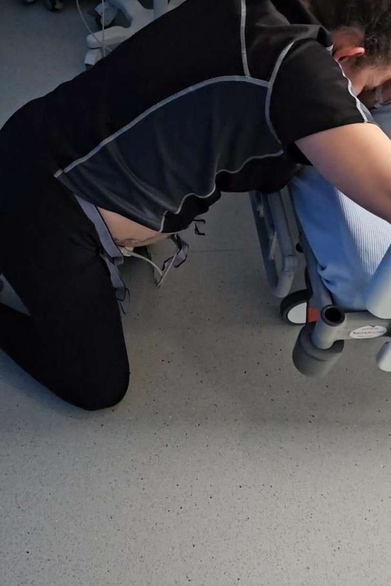 Pregnant Mama Goes Into Labor - Screenshot 1 of 4 - Birthing