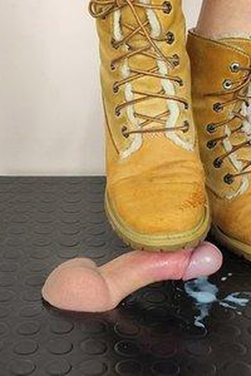 Timberland Cock Crush - Screenshot 1 of 4 - Bootjob