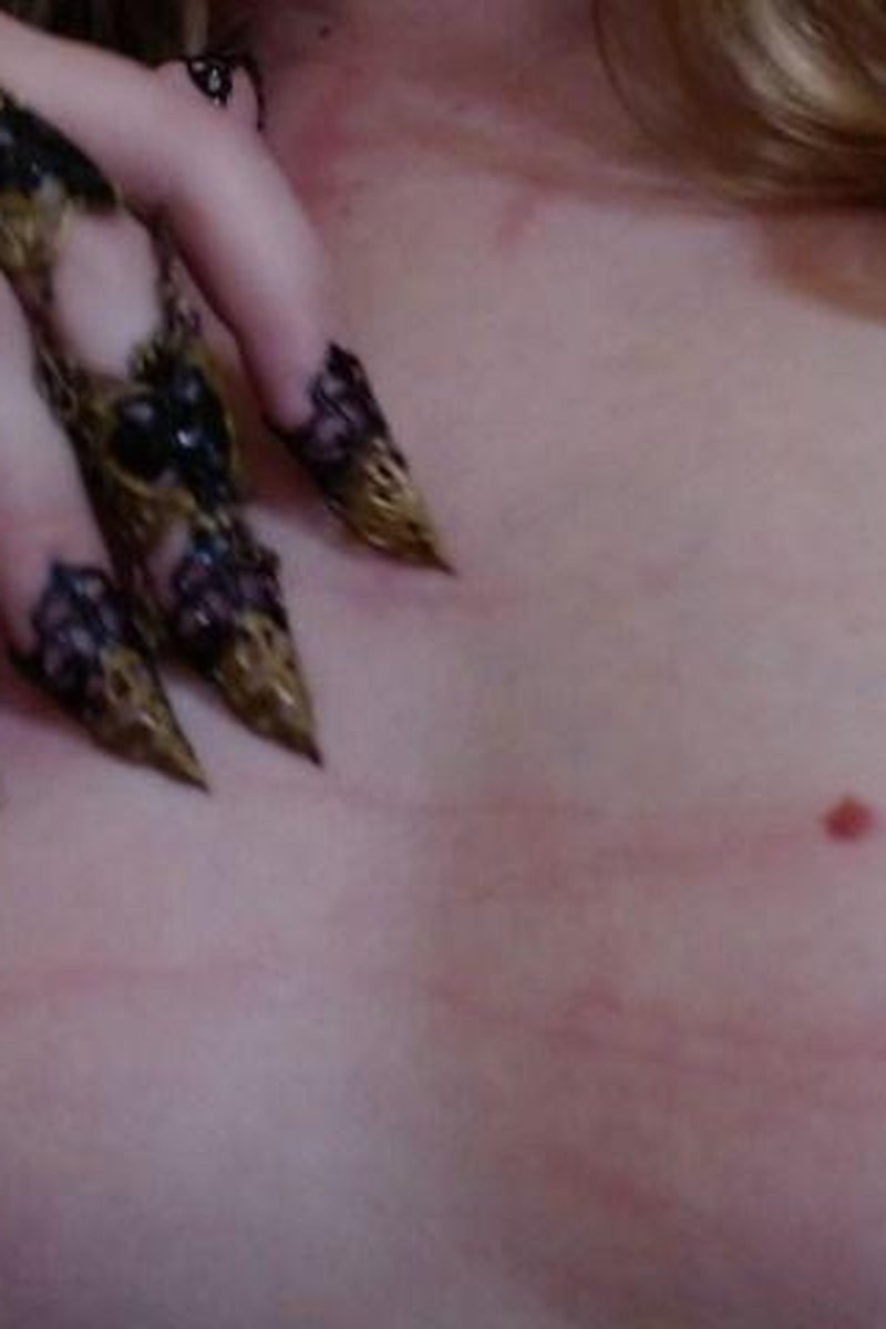 Pixie Playing With Her Claws - Screenshot 1 of 4 - Armpit Fetish