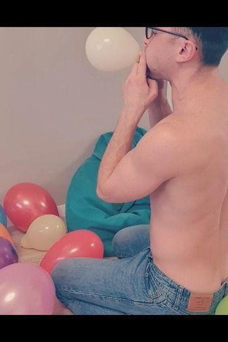 Blowing Up Balloons - Screenshot 1 of 4 - Amateur