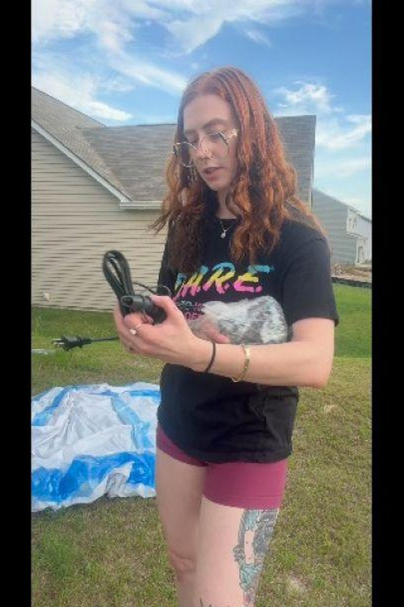Redhead Gets Inflatable Pool - Screenshot 1 of 4 - Bathingsuits