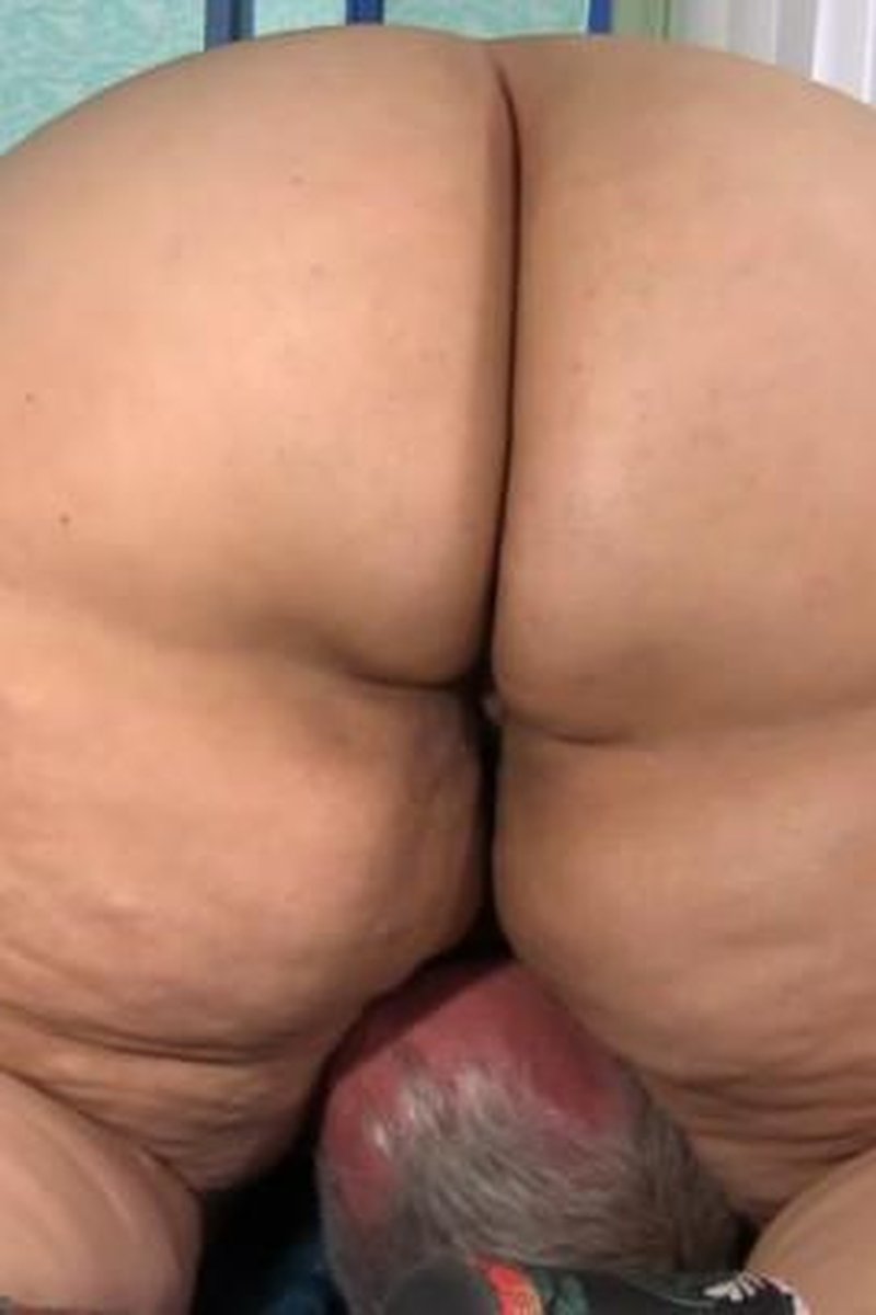 Squashed By A King-Sized Plumper - Screenshot 1 of 4 - BBW