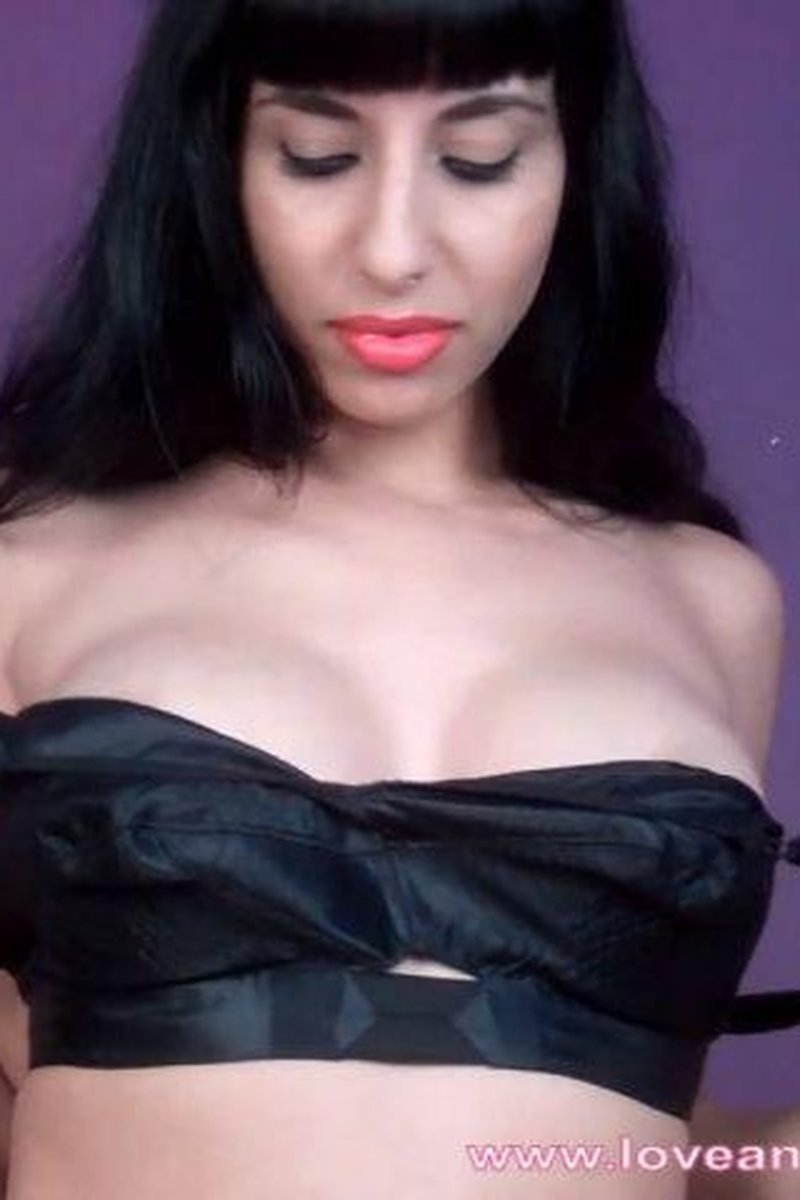 Titty Tease - Screenshot 1 of 4 - Bra
