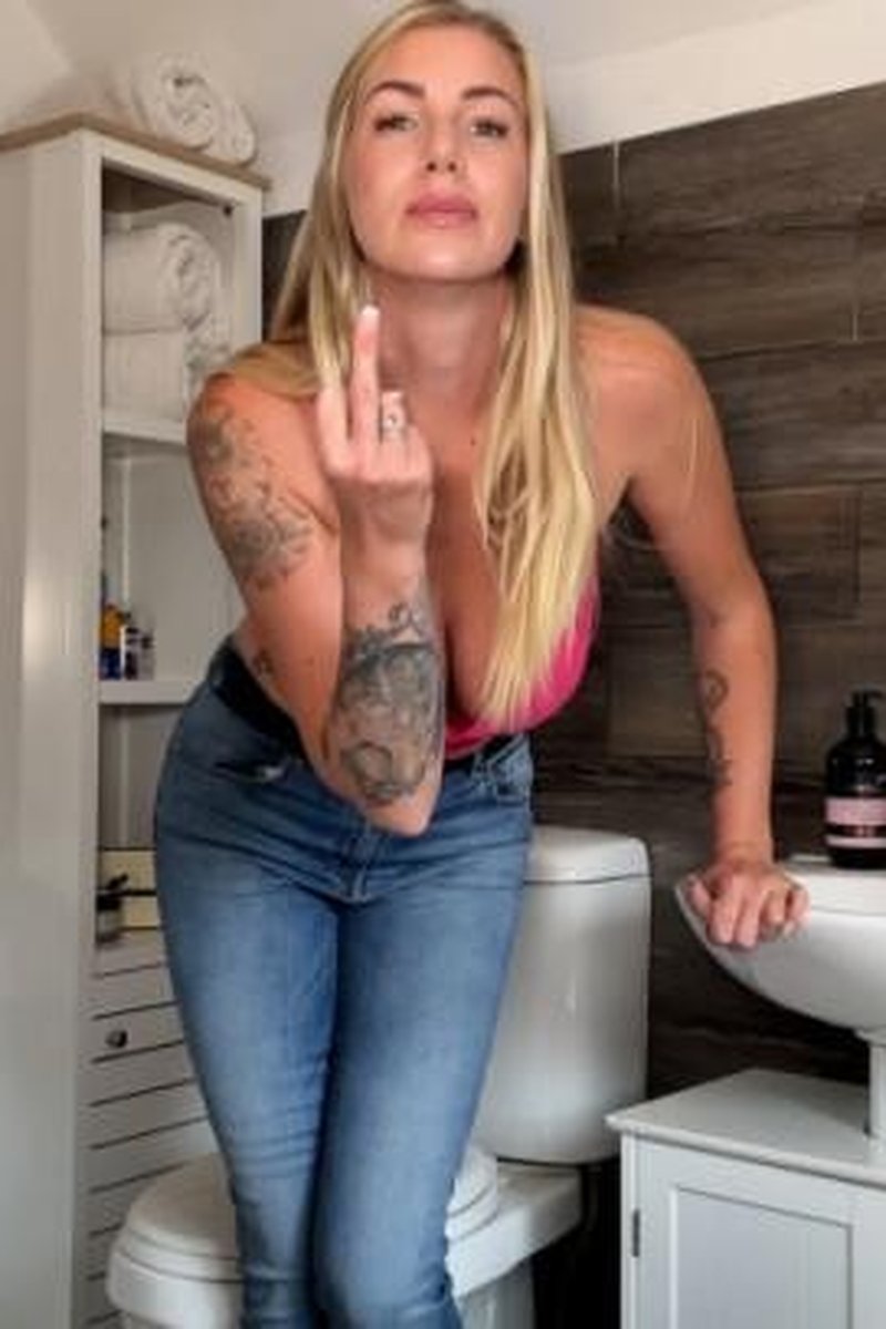 Restroom Security Guard - Screenshot 1 of 4 - Femdom