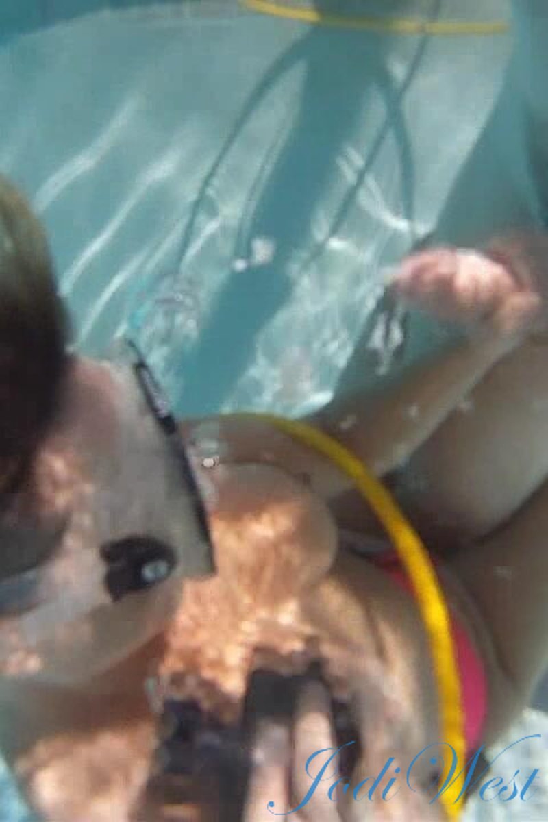 Off The Hookah - Screenshot 1 of 4 - Blowjob