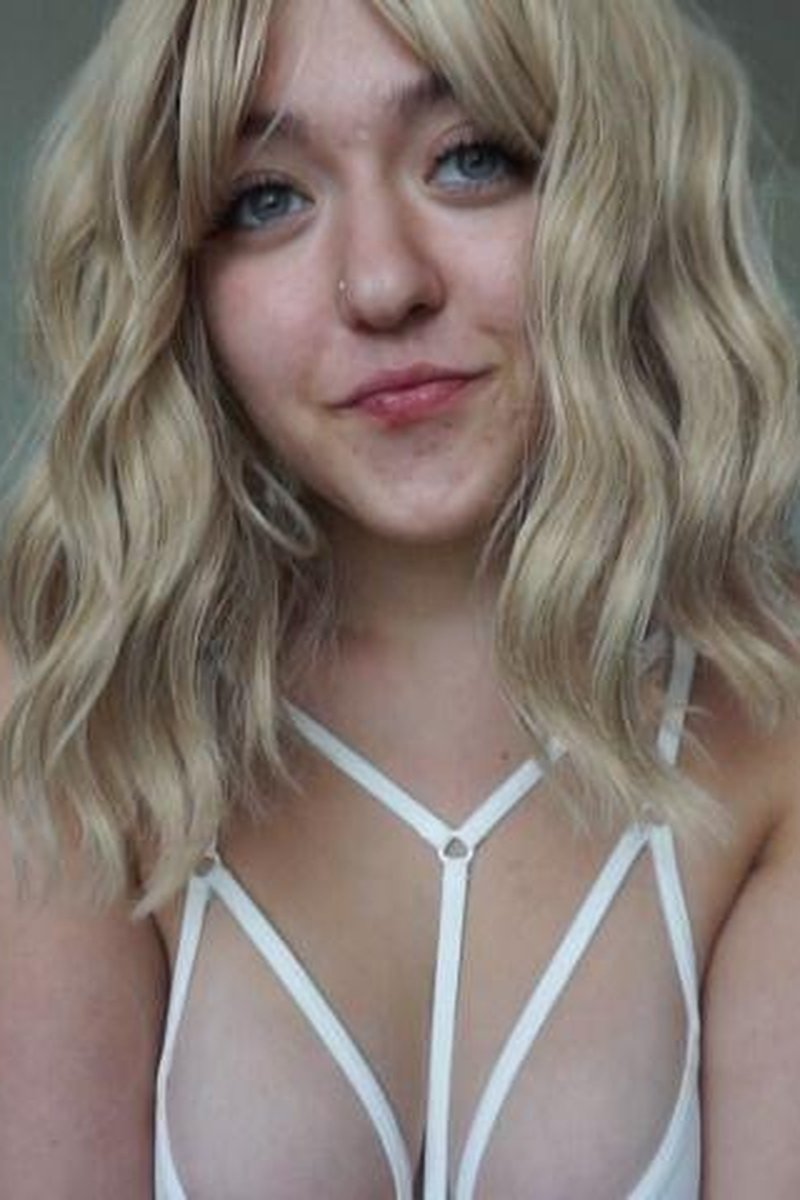 Sharing Step-Daddy - Screenshot 1 of 4 - Blonde Hair (Female)