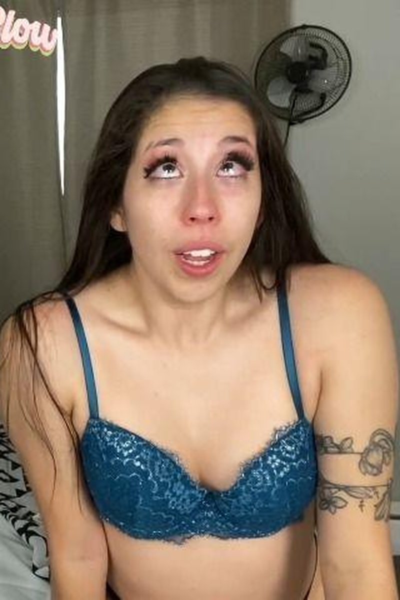 Sneezing Femdom Desperation - Screenshot 1 of 4 - Ahegao