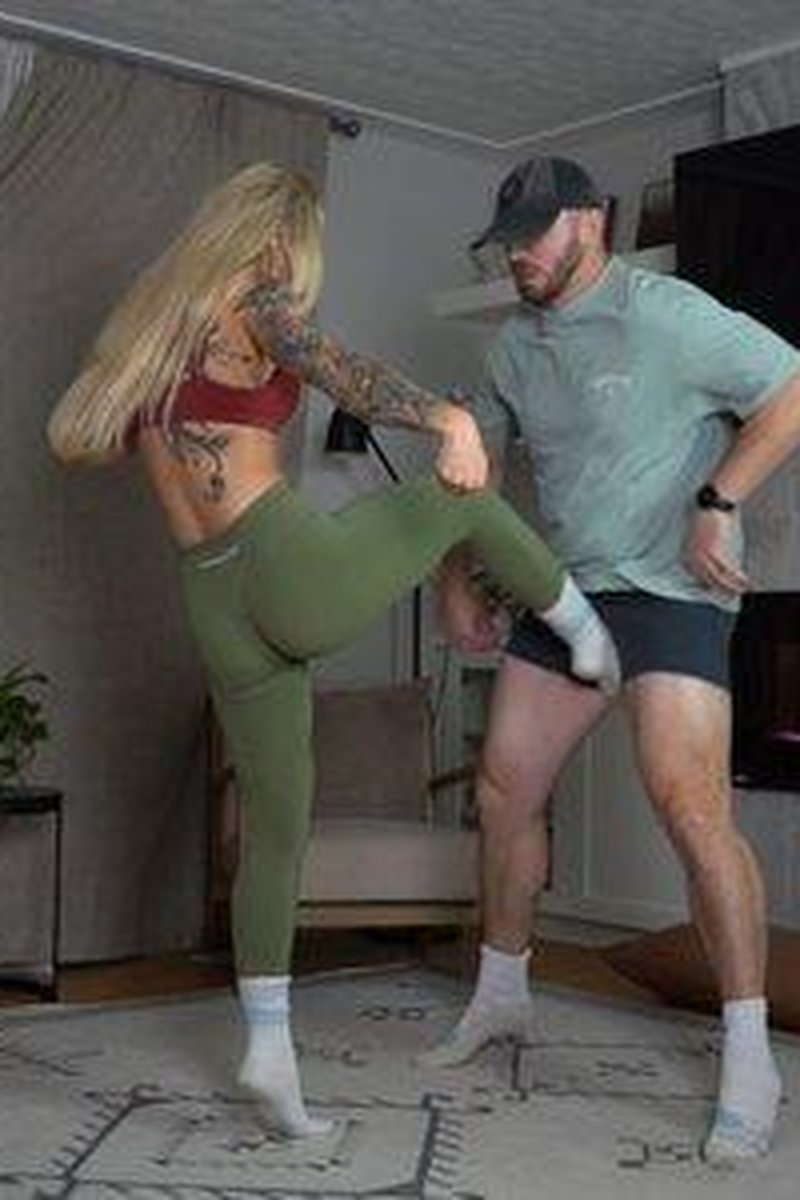 Sadistic Sofia - Screenshot 1 of 4 - Amateur Ballbusting