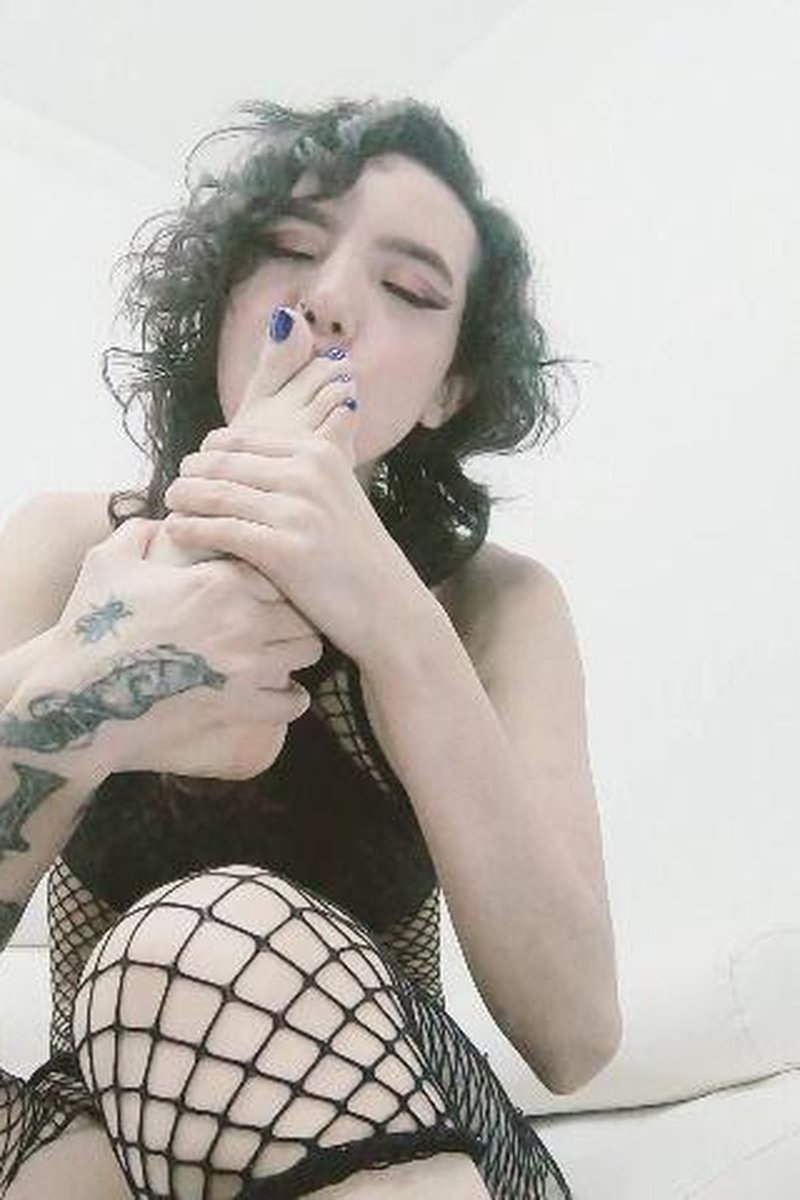 Foot Playing - Screenshot 1 of 4 - Body Worship