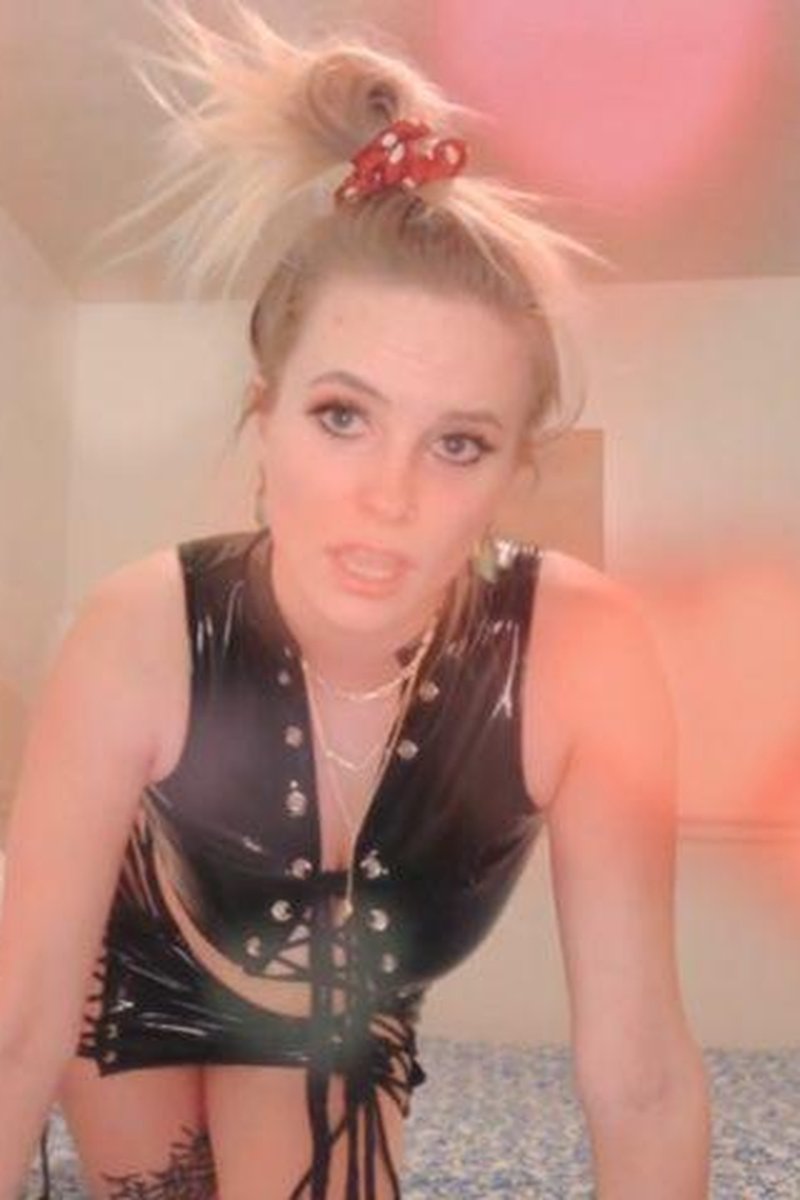 Findom Resolution - Screenshot 1 of 4 - Blonde Hair (Female)