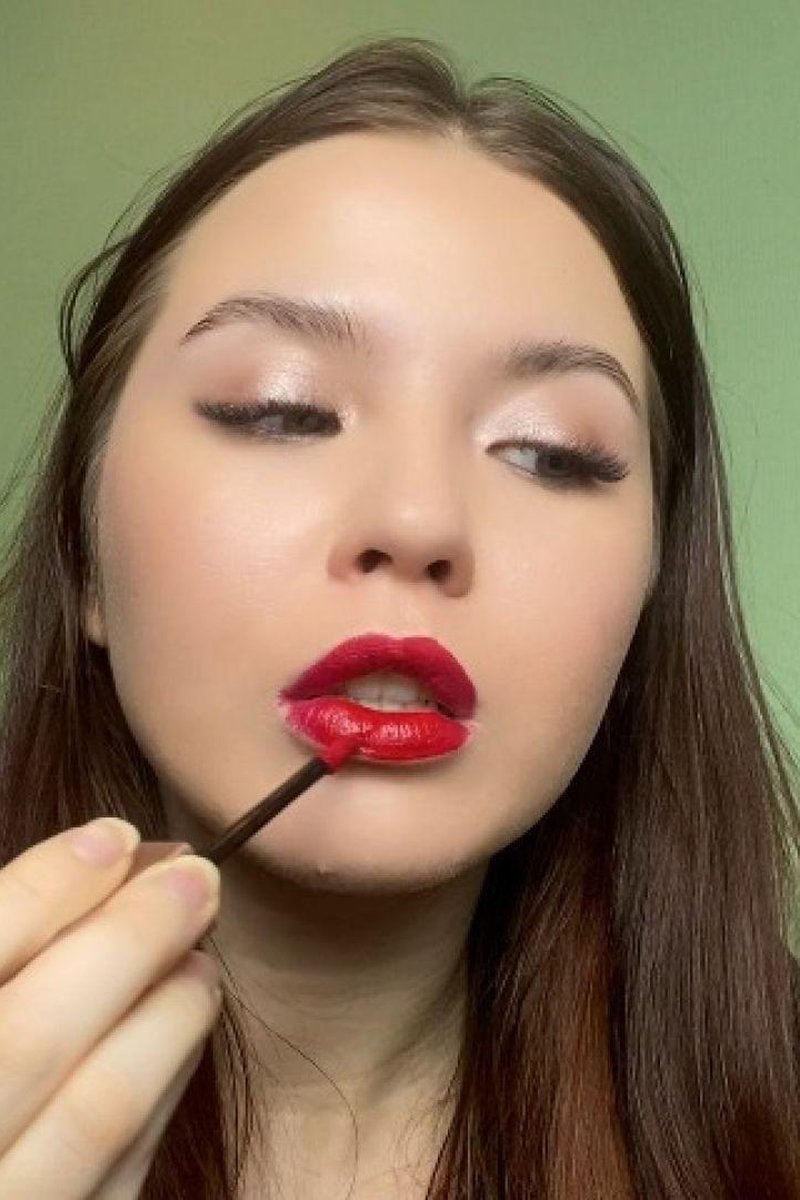 Red Lipstick - Screenshot 1 of 4 - Lipsfetish