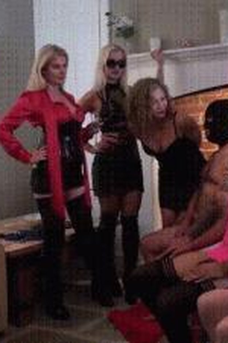 Bisexual Blowjob Orgy - Screenshot 1 of 4 - Dominatrix