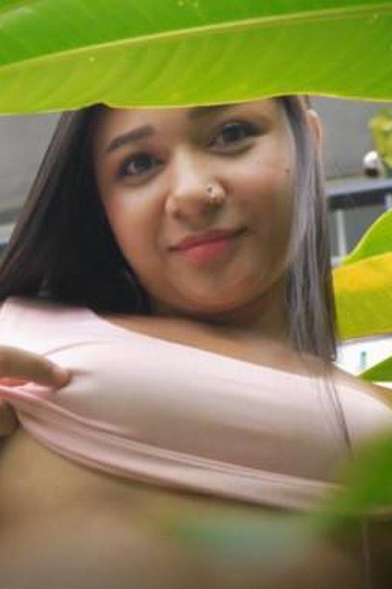 Neighbor Giantess In The Hot Garden - Screenshot 1 of 4 - Fetish