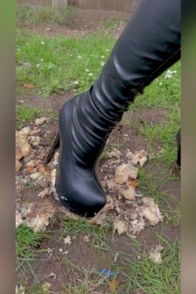 Squashing - Screenshot 1 of 4 - Bitch