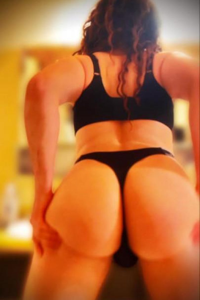 Bathroom Booty Bouncing - Screenshot 1 of 4 - Ass Fetish