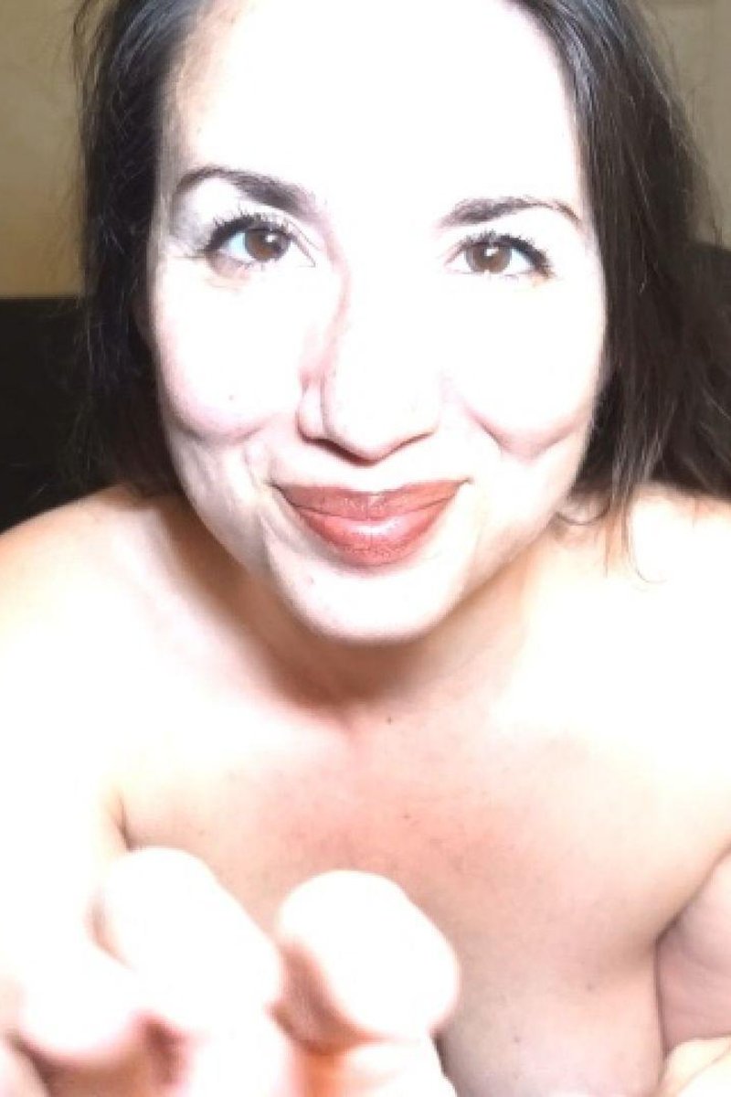 Playing Alone - Screenshot 1 of 4 - MILF (30+)