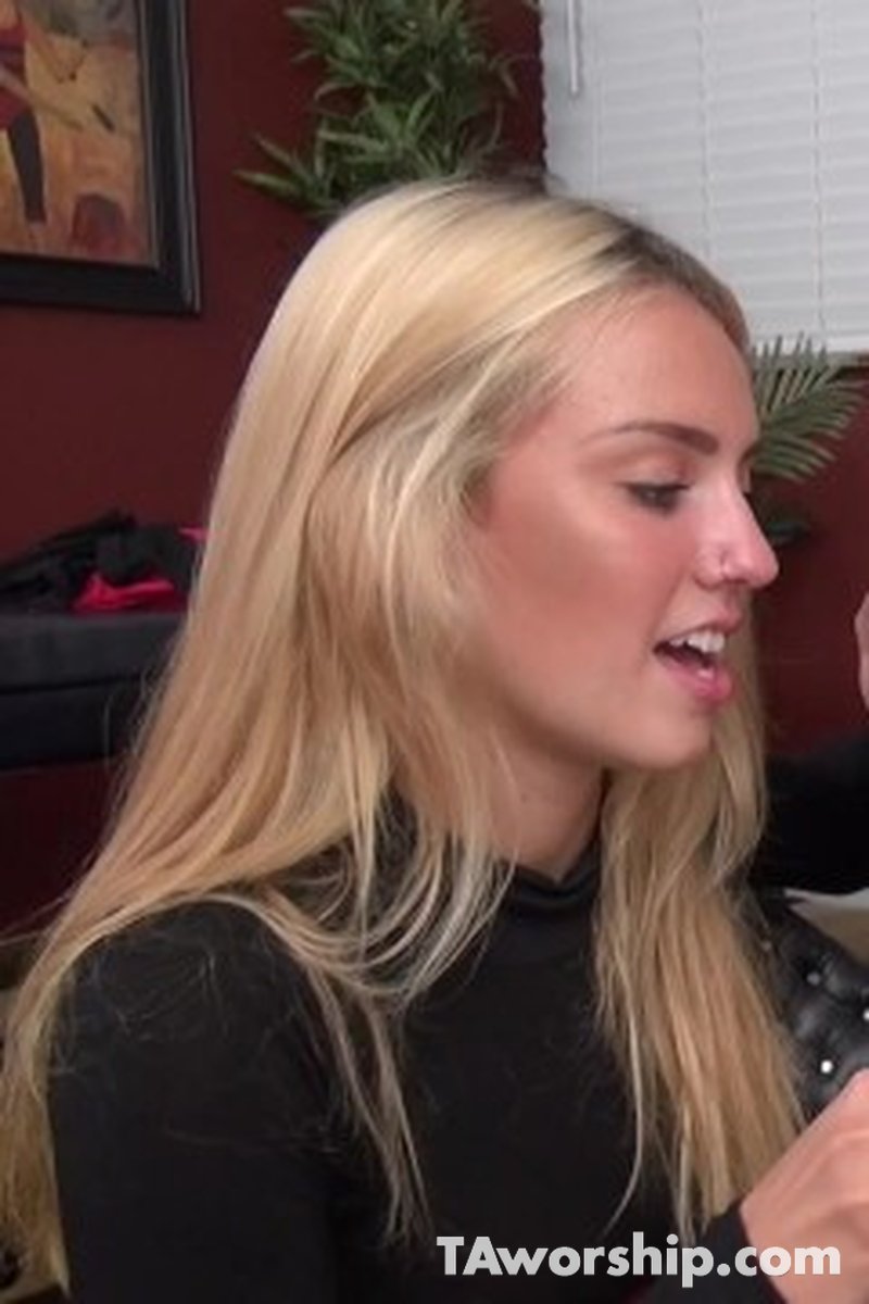 Laughing Lex - Screenshot 1 of 4 - Tickling