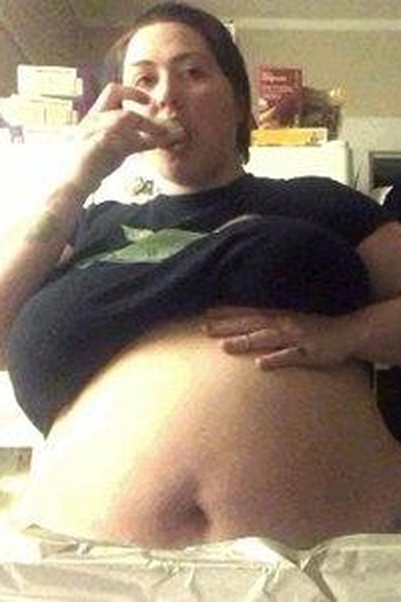 Huge Fatty Can't Stop Stuffing and Licking Pan Clean (Mp4 Sd) - Screenshot 1 of 4 - BBW