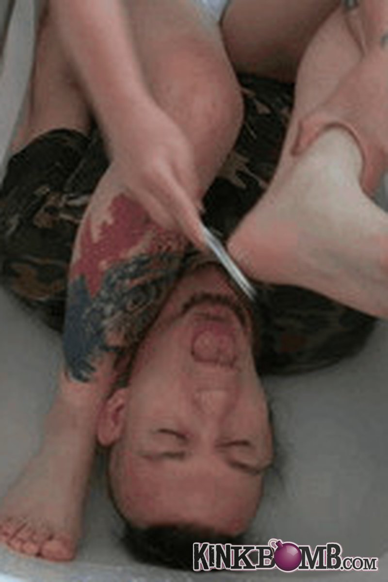 Feetextreme: Bathtub Footslave - Screenshot 1 of 4 - Foot Fetish