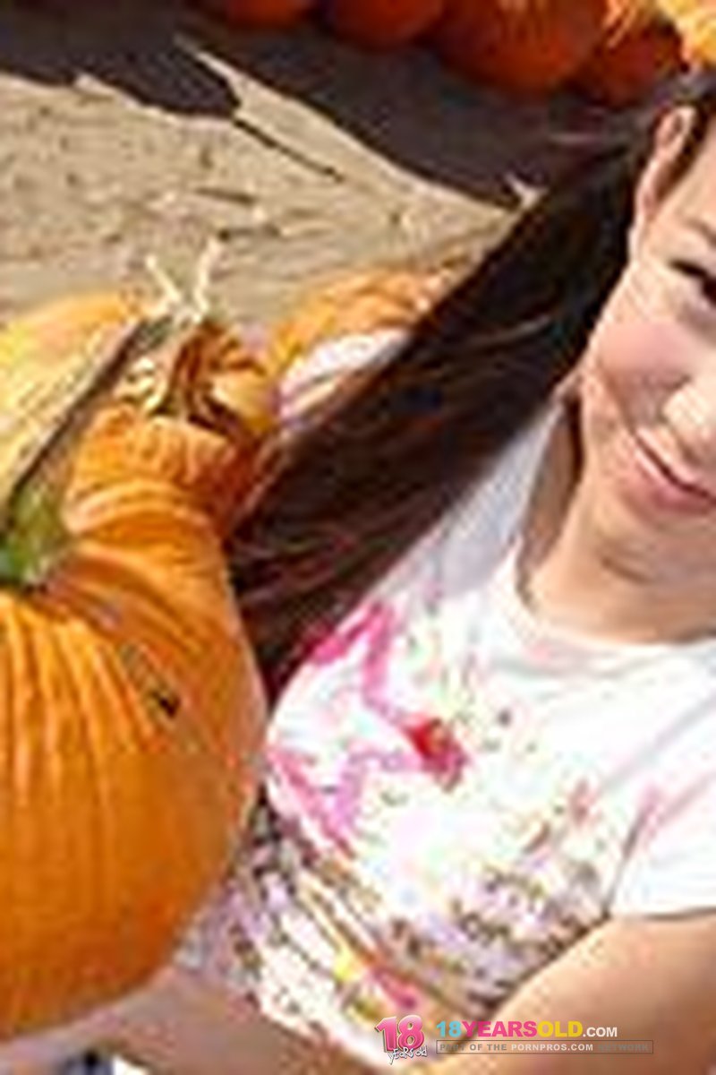 Pumpkin Patch Pussy - Screenshot 1 of 4 - Amateur