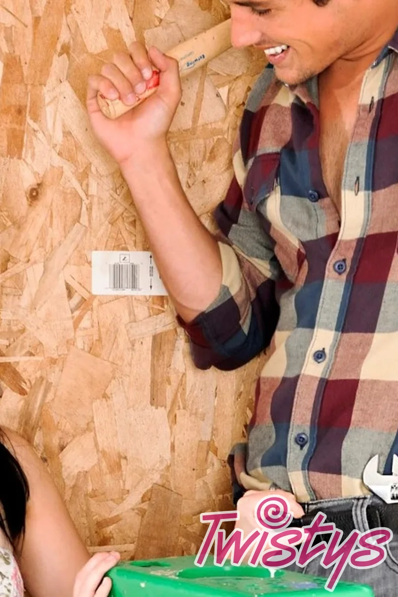 Hard at Work... - Screenshot 1 of 4 - Blowjob