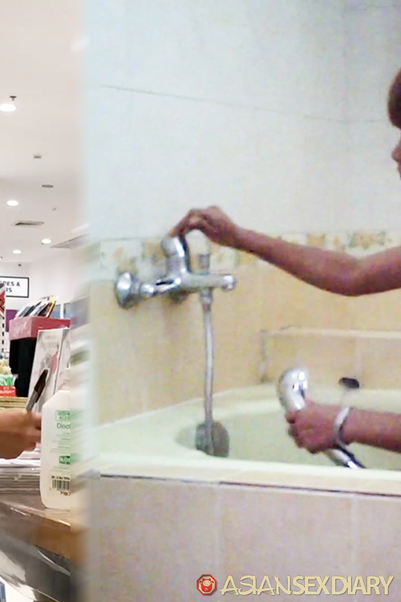 Horny Naked Waitress & Shopping Trip - Screenshot 1 of 4 - Asian