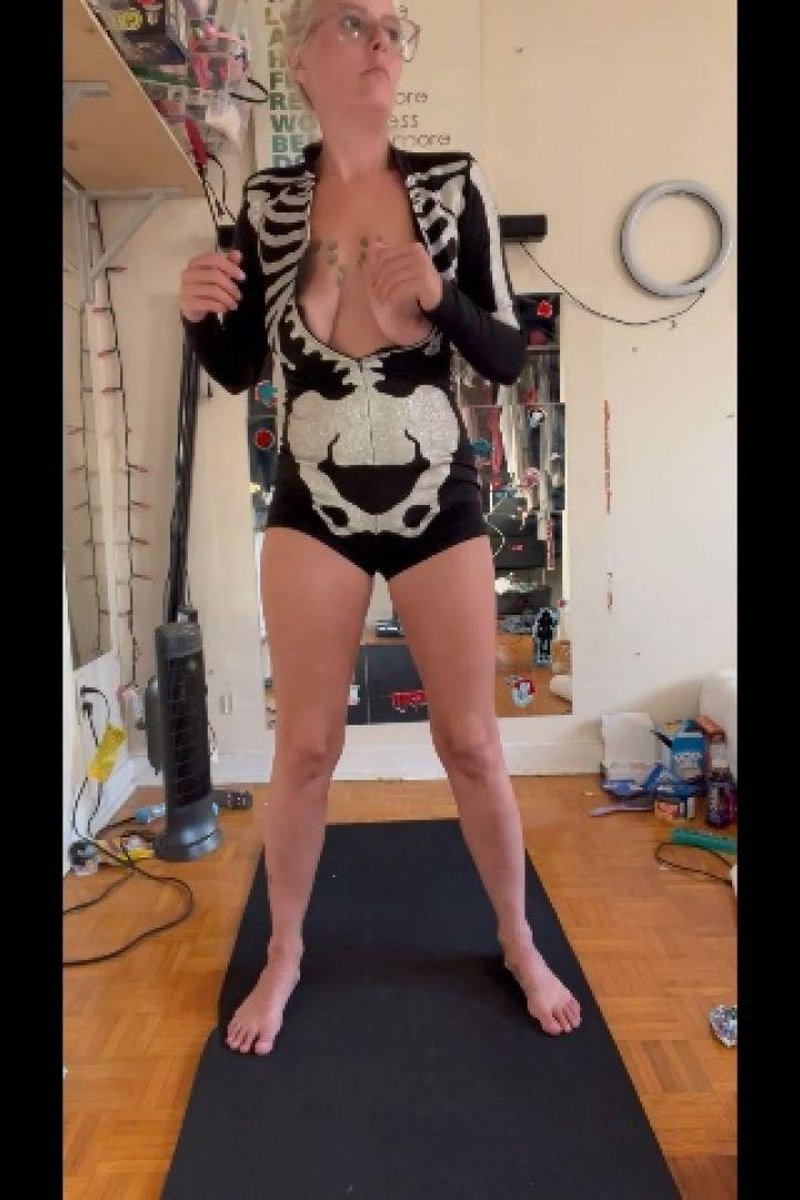 Skeleton Workout - Screenshot 1 of 4 - Costume