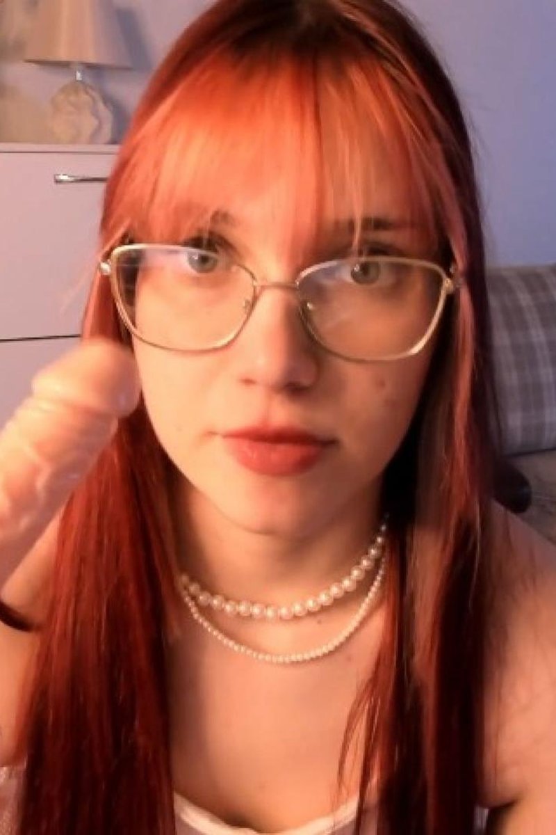 I Suck Two Cocks - Screenshot 1 of 4 - Babes