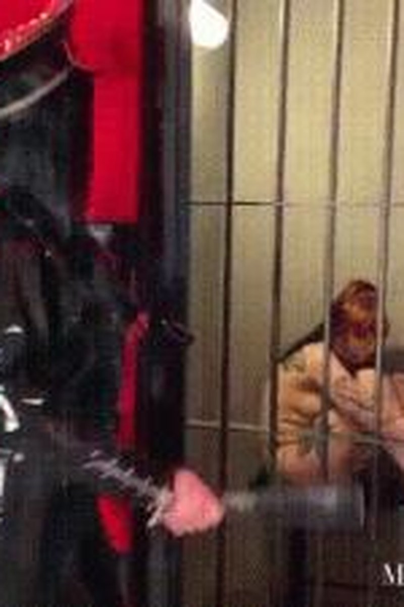 Female Prisoner Dominated By Warden Mistress Glamorous - Screenshot 1 of 4 - Blowjob
