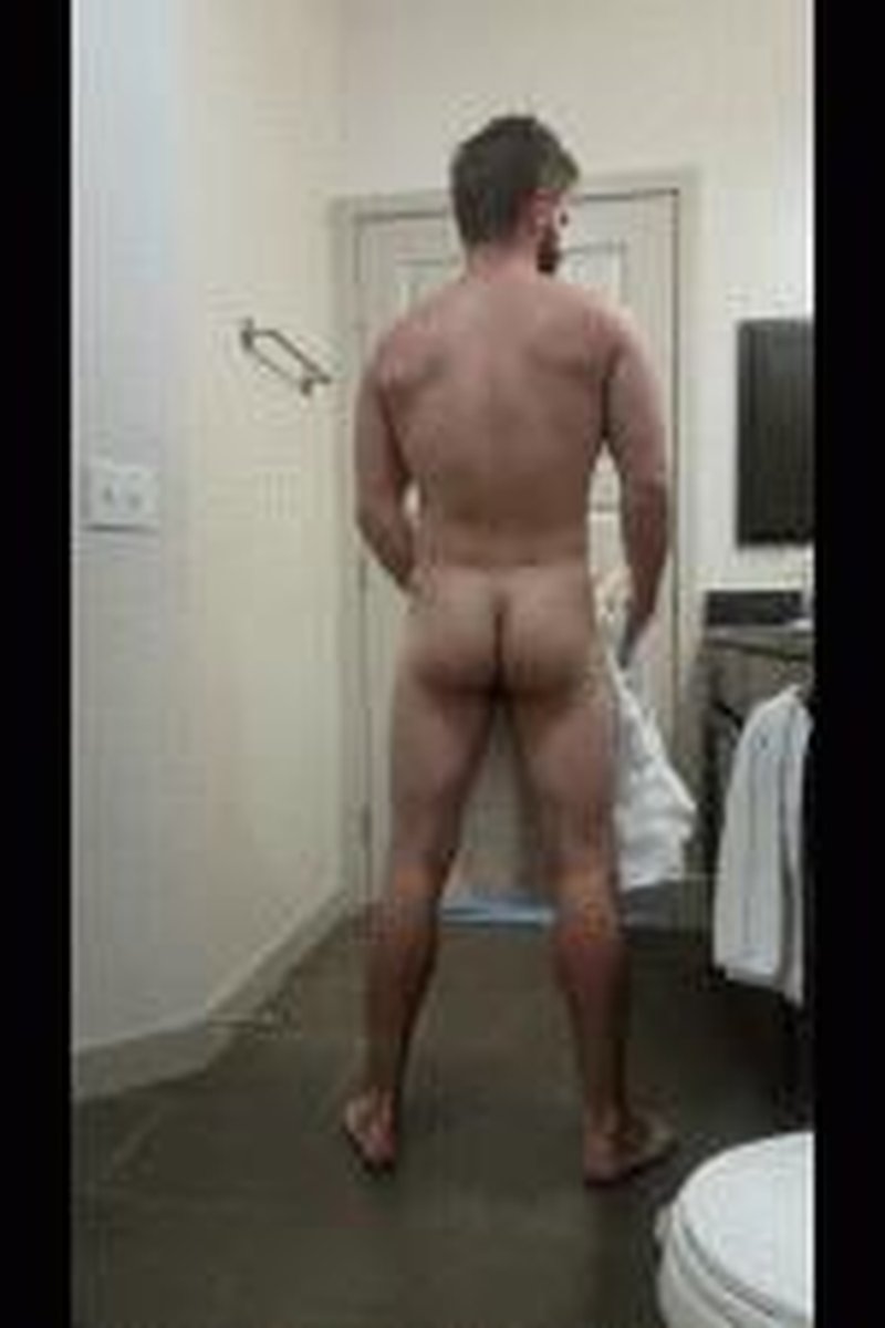 Bathroom Perv - Screenshot 1 of 4 - Beard