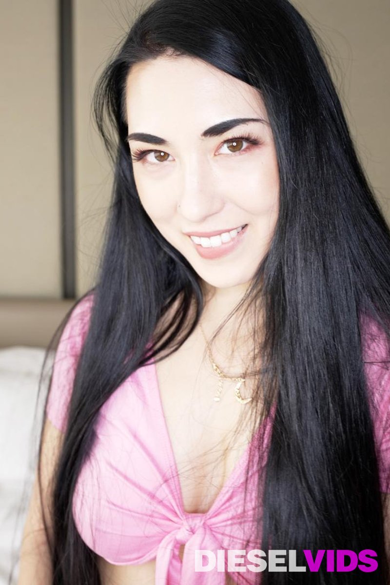Mina Moon - Screenshot 1 of 4 - Asian