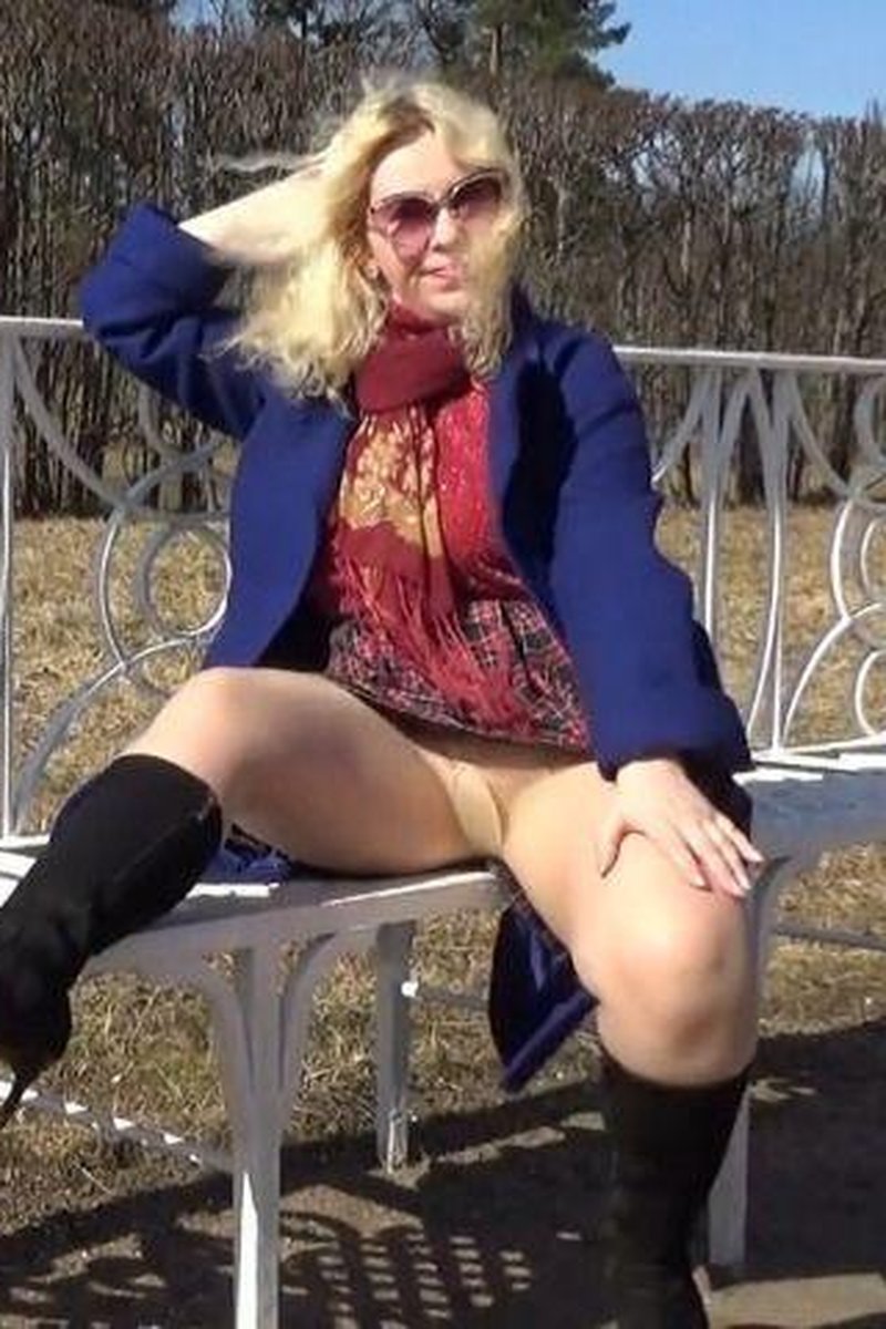 Walking Flash Thighs - Screenshot 1 of 4 - Leg Fetish