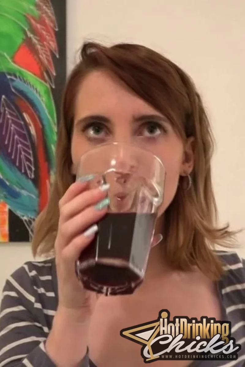 Hdc Project - Ein Quantum Prost 01 - Screenshot 1 of 4 - Drinking