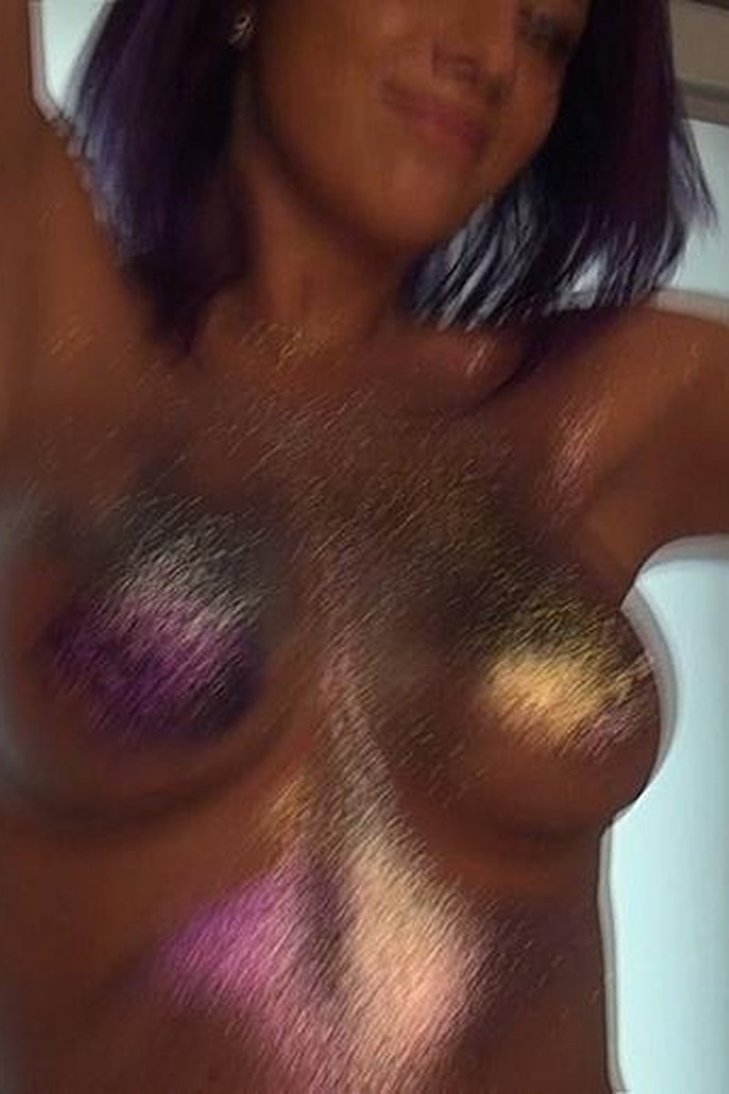 Glitter Tits - Screenshot 1 of 4 - Amateur