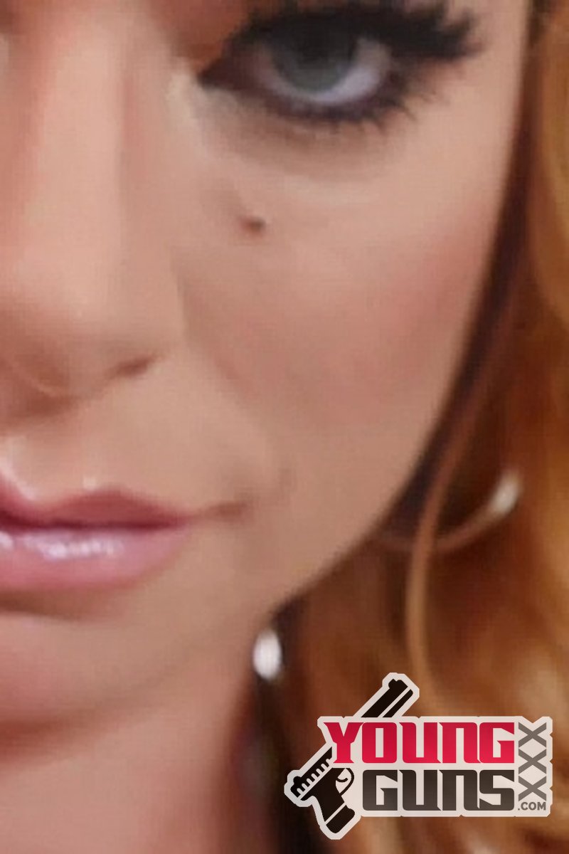 Briana Banks and Johnny Goodluck - Screenshot 1 of 4 - Blowjob